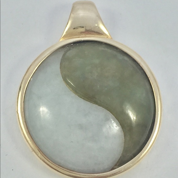 Fine Jewelry Jewelry - Vintage 14kt YG green/white jade yin yang pendant
